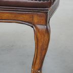Set Van 2 Charmante, Klassieke Rundleren Engelse Chesterfield Armchairs Met Sierlijke Poten thumbnail 7
