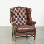 Luxe, Statige, Bruine Rundleren Chesterfield Oorfauteuil Afgewerkt Met Siernagels thumbnail 2