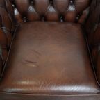 Luxe En Imposante In Goede Staat Verkerende Rundleren Chesterfield Clubfauteuil In Engelse Stijl thumbnail 5
