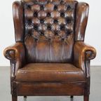 Zeer Mooie En Comfortabele Grote Schapenleren Chesterfield Oorfauteuil Met Prachtige Kleuren thumbnail 3