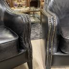 Actie: 2 X Stoere Industriële Chesterfield Oorfauteuils 'Bristol' In Prachtig Zwart Generfd Vinta thumbnail 4