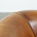 Cognac-Kleurige, Karaktervolle Vintage Schapenleren Clubfauteuil Met Een Kleurrijk Stoffen Kussen thumbnail 13