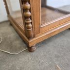 Vintage Houten Vitrinekast Met Bobbin Accent : 4 Zijdes Glas thumbnail 13