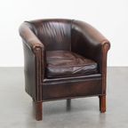 Elegante En Comfortabele Rundleren Clubfauteuil In Engelse Stijl In Een Mooie Donkere Kleur thumbnail 2