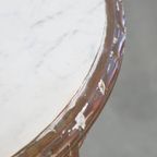 Antieke Franse Ronde Goudkleurige Brocante Bijzettafel Met Een Marmeren Blad thumbnail 6