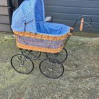 Klassieke Vintage Kinderwagen Met Rieten Mand thumbnail 2