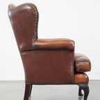 Zeer Mooie, Statige, Rundleren Chesterfield Oorfauteuil Met Elegante Pootjes In Een Fijne Kleur thumbnail 4