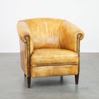 Comfortabele En Charmante Rundleren Engelse Stijl Clubfauteuil In Een Mooie Lichte Kleurstelling thumbnail 11