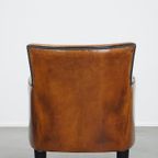 Subtiele Cognac-Kleurige Schapenleren Armchair Met Een Leuke Vormgeving thumbnail 5