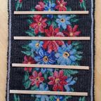 Prachtig Vintage Handgemaakt Wandkleed Met Bloemen In Sprekende Kleuren. thumbnail 2