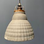 Oude Kwik Glazen Hanglamp Met Messing Armatuur thumbnail 4