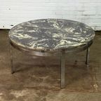 Ronde Vintage Salontafel Met Marmeren Blad En Chroom Onderstel thumbnail 2