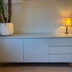 Stijlvol Licht Grijs Dressoir Met Koperen Poten Van MADE.com thumbnail 6