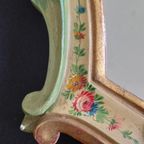 Kleine Cartouchespiegel In Italiaanse Rococo-Stijl Met Geschilderde Bloemmotieven thumbnail 4