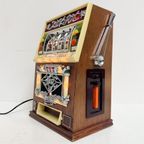 Radio En Cassettespeler In De Vorm Van Vintage Speelautomaat thumbnail 2