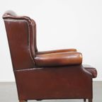 Klassieke, Luxe En Comfortabele Donkere Engelse Stijl Schapenleren Oorfauteuil Met Veel Karakter thumbnail 4