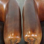 Set Van 2 Tijdloze En Stoere Cognac-kleurige Schapenleren Clubfauteuils Met Een Correcte Afwerkin thumbnail 13