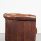Schapenleren Clubfauteuil In Een Charmante Cognac Kleur En Afgewerkt Met Biezen Op De Rugleuning thumbnail 4