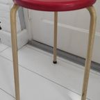 Vintage Kruk Wit Metaal Rode Houten Zitting thumbnail 5