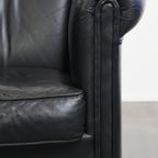 Geweldige Zwarte Rundleren Clubfauteuil In Engelse Stijl Met Een Tijdloos Design thumbnail 4