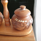 Vintage Houtsnijwerk Peper En Zoutstel Op Houder thumbnail 3
