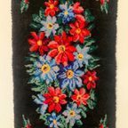 Prachtig Vintage Handgemaakt Wandkleed Met Bloemen In Sprekende Kleuren. thumbnail 5