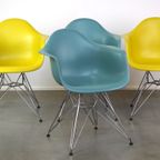 Set Van 4 Mooie En Kleurrijke Vitra Eamas Dar Design Eetkamerstoelen thumbnail 2