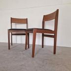 Een Paar Vintage Teakhouten Stoelen Met Zwart Skai Leer thumbnail 2