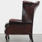 Luxe, Warm Gekleurde, Bruine Rundleren Chesterfield Oorfauteuil Met Unieke Details thumbnail 5