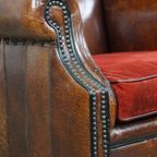 Stijlvolle Vintage, Luxe Schapenleren Oorfauteuil Met Een Rood Corduroy Zitkussen thumbnail 12