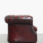 Klassieke En Luxe Rode Rundleren Chesterfield Clubfauteuil In Engelse Stijl Met Siernagels thumbnail 3