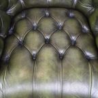 Donkergroene In Goede Staat Verkerende Rundleren Engelse Chesterfield Fauteuil thumbnail 7