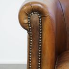 Karaktervolle Vintage Clubfauteuil Van Schapenleer Met Een Afwerking Met Siernagels thumbnail 12