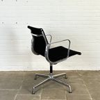 Vitra Ea 108 Zwarte Design Stoel, Ontworpen Door Charles & Ray Eames thumbnail 8