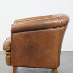 Charmante En Comfortabele Rundleren Clubfauteuil In Een Mooie Lichte Cognac Kleur thumbnail 6