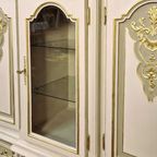 Handbeschilderde Queen Anne Vitrinekast/ Unieke Kast In Creme En Goud thumbnail 4