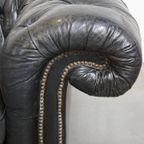 Comfortabele Zwarte Rundleren Chesterfield 2.5 Zits Bank In Engelse Stijl thumbnail 11