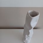 Sculpturale Vaas In Mat Wit Keramiek. Uniek Geplooid Design. H: 40cm thumbnail 2