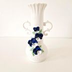 Vintage Wit Vaasje Met Paarse Viooltjes Bloemen Vaas thumbnail 3