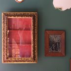 Antieke Wandvitrine – Goudkleurig Hout En Rood Fluweel thumbnail 7