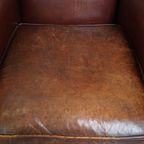 Karaktervolle Schapenleren Oorfauteuil Met Een Donkere Warme Kleurstelling En Een Prachtig Patina thumbnail 7