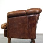 Karakteristieke Vintage Schapenleren Clubfauteuil Met Uniek Gevormde Armleuningen thumbnail 6