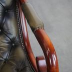 Tijdloze En Klassieke Groene Engelse Stijl Rundleren Chesterfield Fauteuil Met Hout thumbnail 12