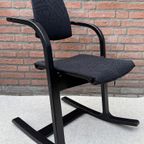 Stokke Peter Opsvik Actulum Ergonomisch Gevormde Schommelstoel - Zwarte Bekleding En Houten Frame thumbnail 15