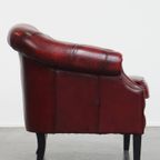 Set Van Een Rode Rundleren Chesterfield Clubfauteuil En Een Bijpassende Bijzet/ Salontafel thumbnail 17