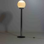 Modernistische Mid-century Chrome Vloerlamp Met Opaline Glazen Bol, Italië 1970s thumbnail 9