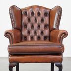 Zeer Mooie, Statige, Rundleren Chesterfield Oorfauteuil Met Elegante Pootjes In Een Fijne Kleur thumbnail 3