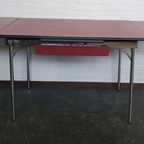 Uitschuifbare Tafelblad Met Besteklade Van Rood Formica thumbnail 2