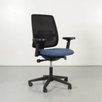 Haworth Comforto D2965 Bureaustoel, Blauw / Zwart Mesh, 3D Armleggers, Nieuwe Gasveer thumbnail 2