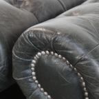 Tijdloze En Klassieke Set Ruime Zwarte Chesterfield Fauteuils Van Karaktervol Generfd Rundleer thumbnail 15